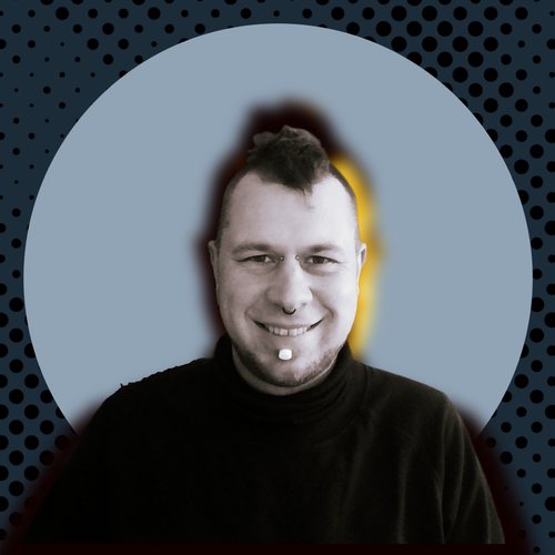 Janis Hammer, lächelnd im Halbporträt vor einem grafischen Hintergrund